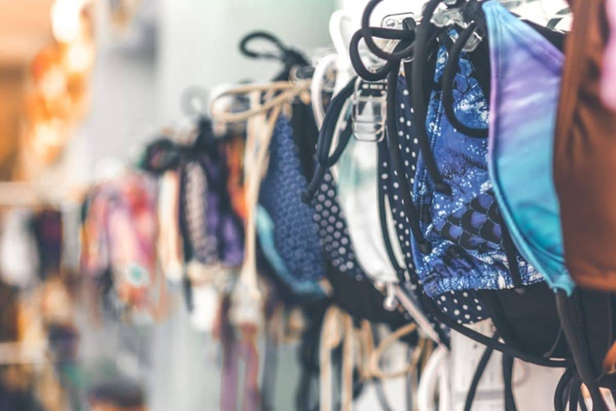 Maillots de bain sur un cintre