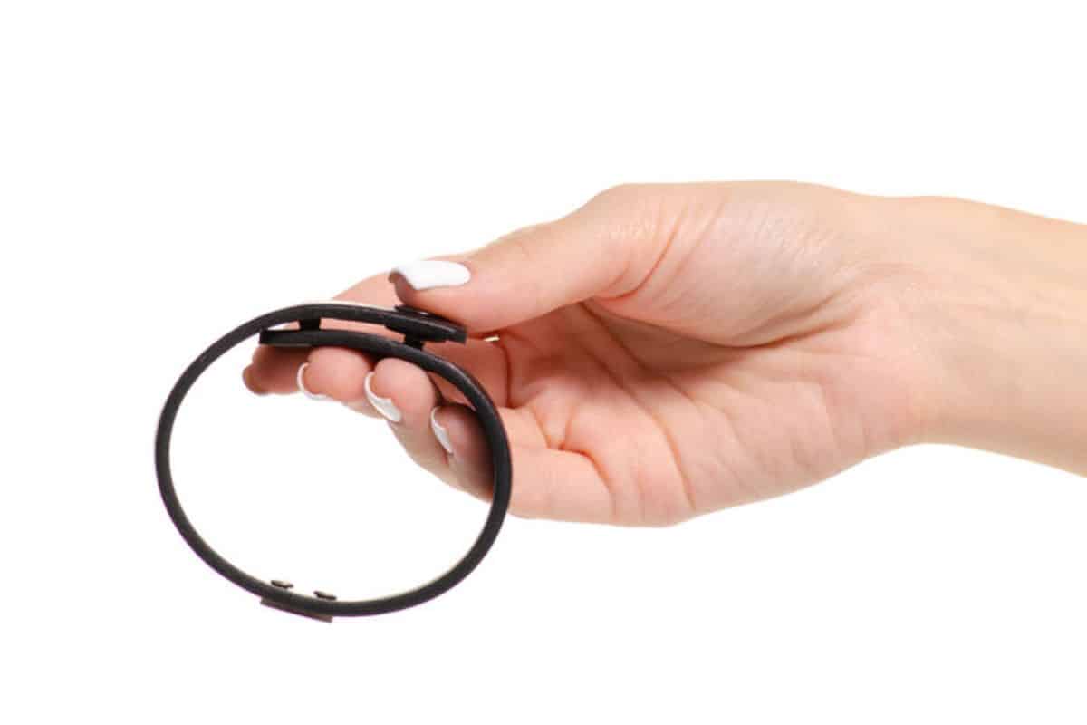 Main qui tient un bracelet