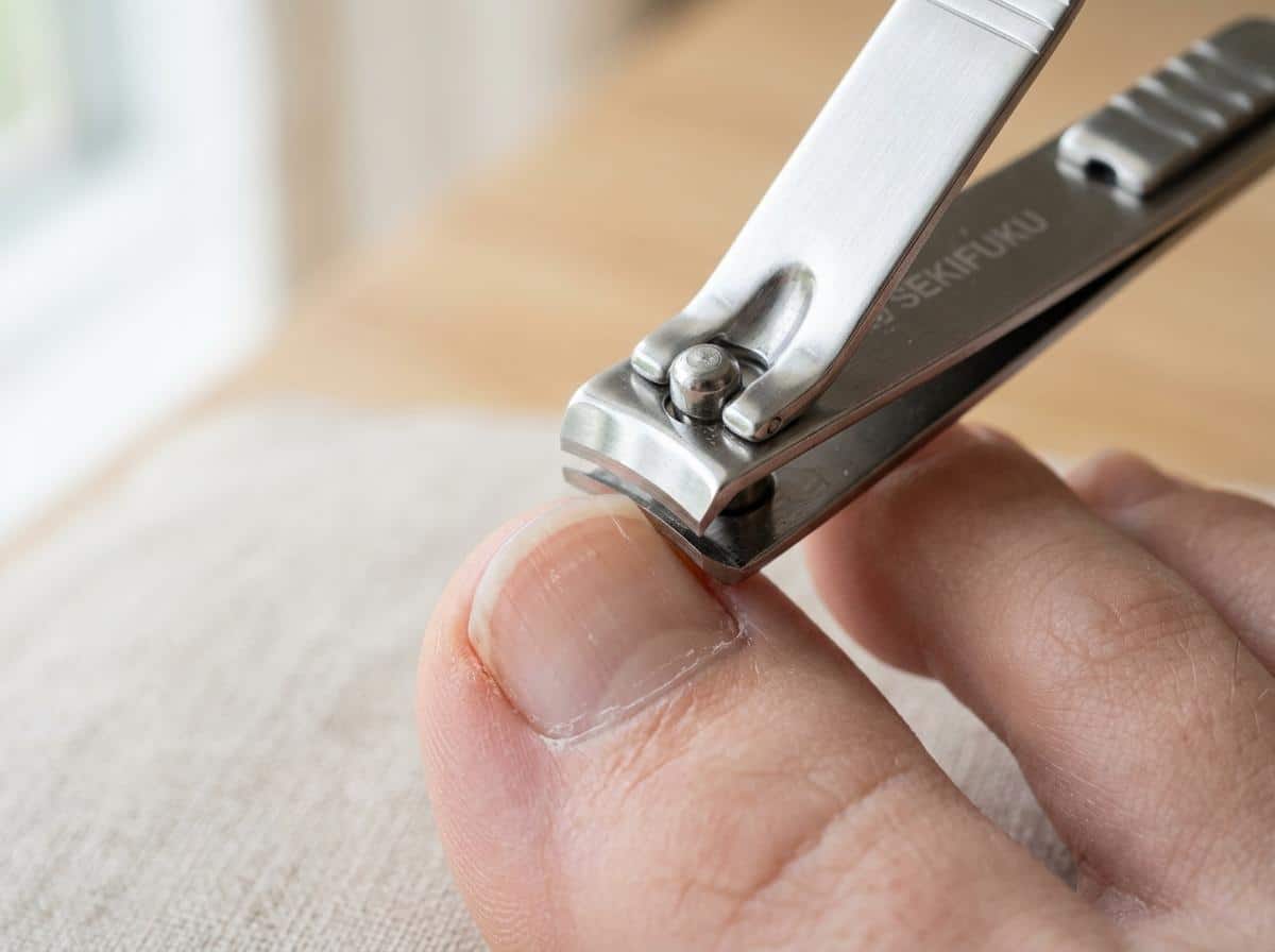 Coupe droite d'ongle de pied après bain