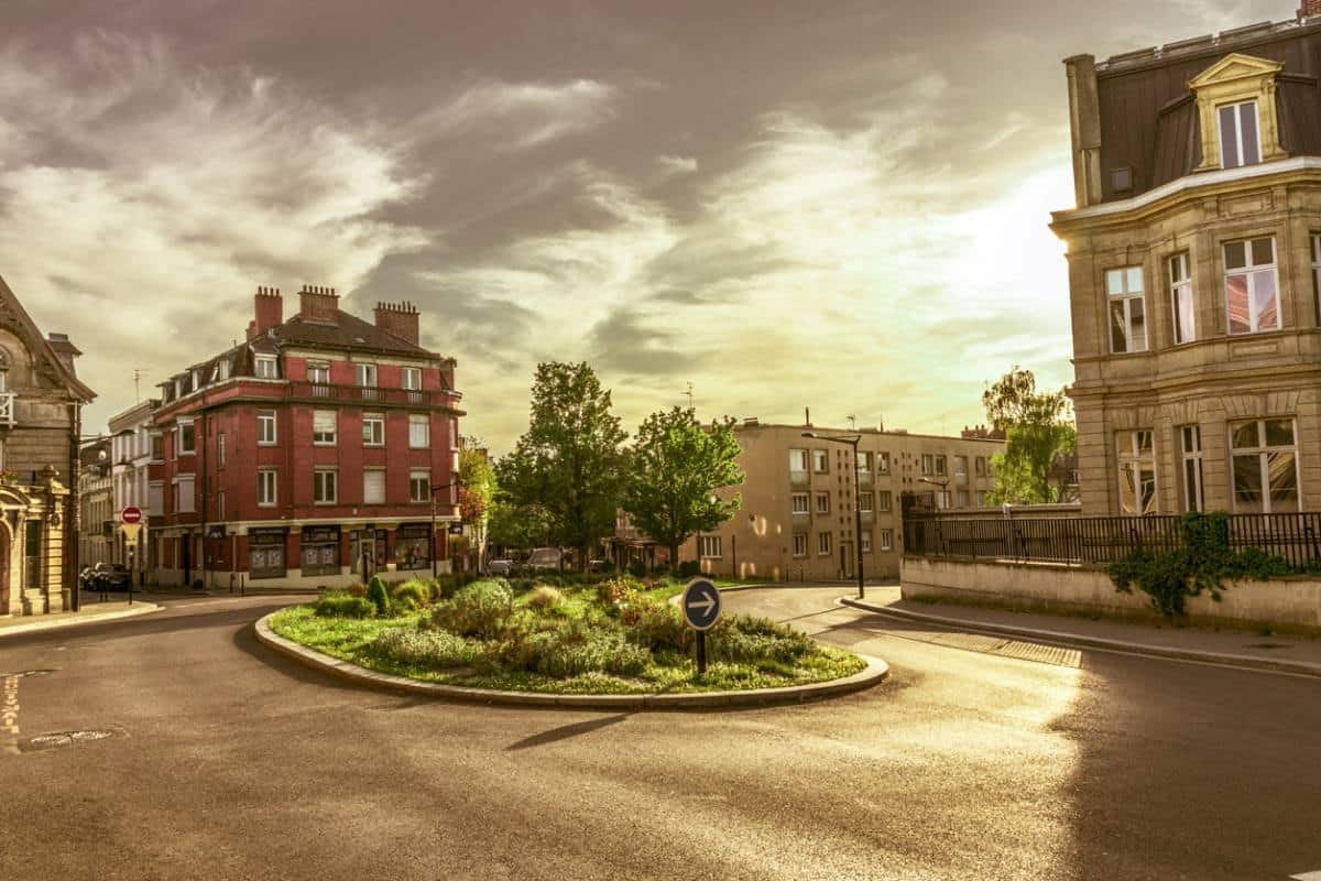 Rond-point urbain sous lumière dorée