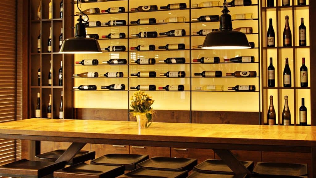Vitrine restaurant avec bouteilles de vin