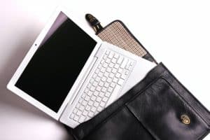 Ordinateur portable blanc dans une sacoche