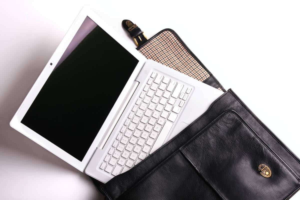 Ordinateur portable blanc dans une sacoche