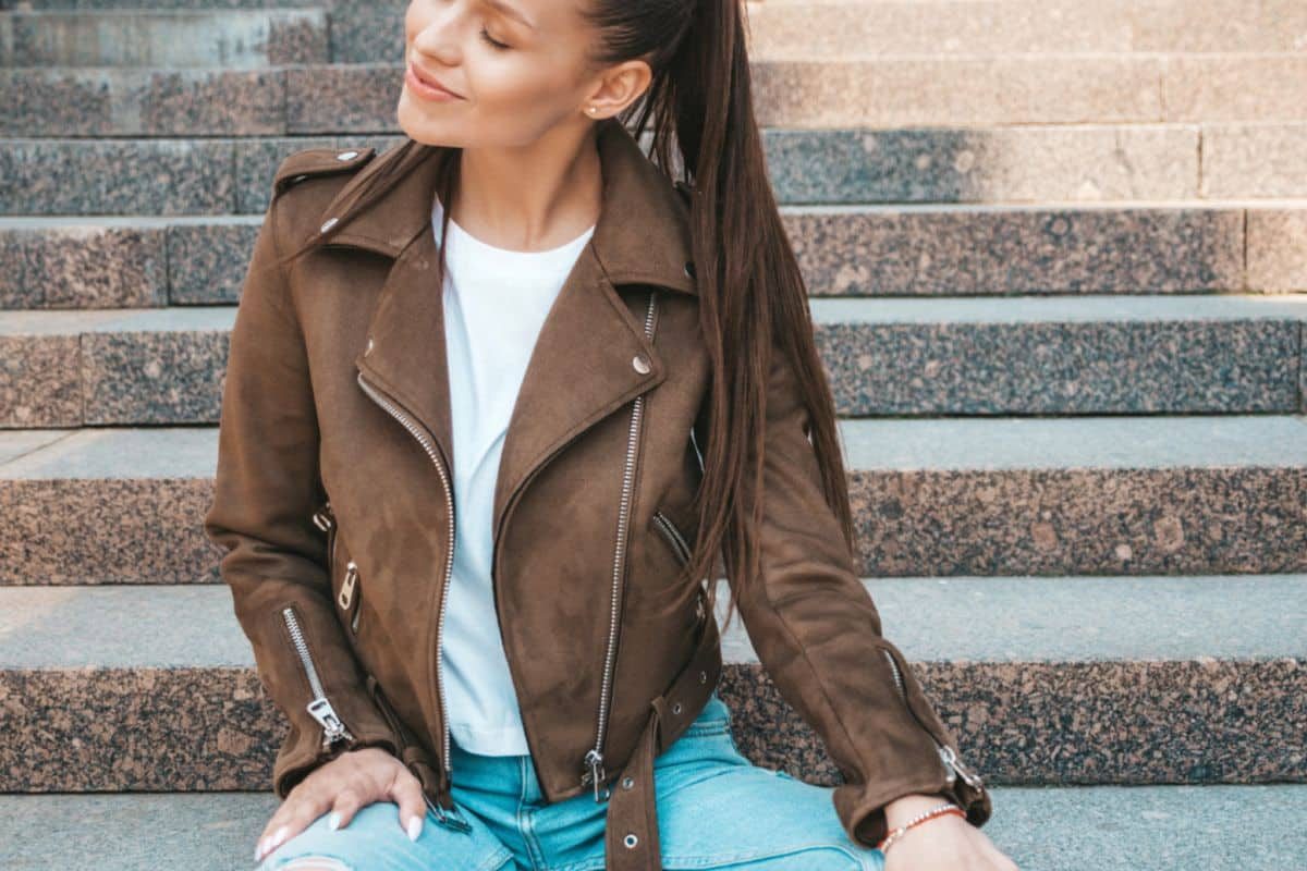 Femme avec un blouson marron