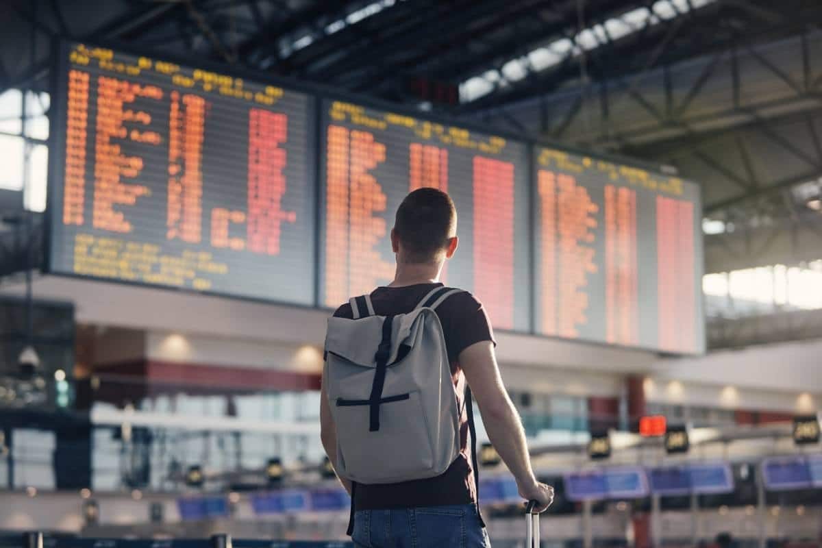 Voyageur de dos dans un aéroport